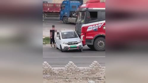 有些老人真不适合带孩子 开着老头乐载着孩子直接抢道