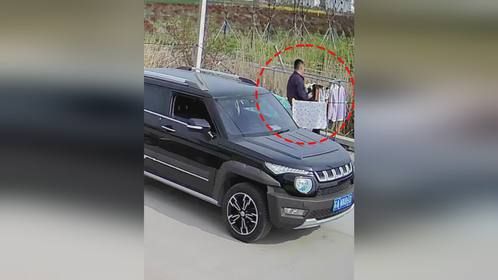 男子开着车偷别人内裤 发布者：这橘红色内裤入你眼了