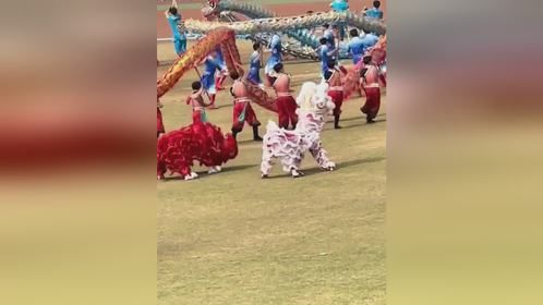大学生校运会开幕式 舞狮的狮尾放飞自我