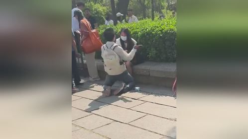 大明湖情侣吵架 男子跪地狂扇自己耳光