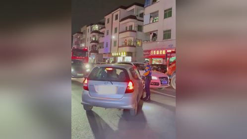 民宅起火消防车出警被堵 消防员疏导私家车仍执意插队