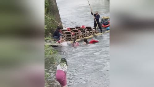 俩女子抱娃拍照不慎落水 好心人划竹筏成功营救