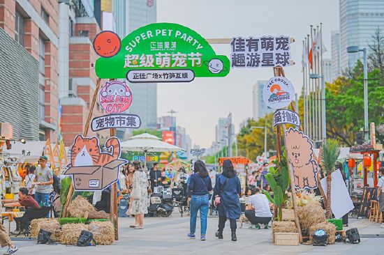 正佳星球超级萌宠节推出大型萌宠主题市集，汇聚各种治愈好物，打造人与动物互动体验和社交场景。