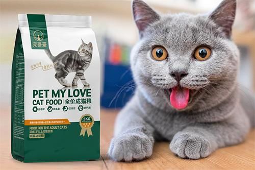 幼猫宜早喂猫粮,营养更全面。