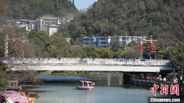 贵阳市民游园享春光