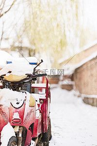 室外亲子活动摄影照片冬季室外白雪覆盖的摩托车
