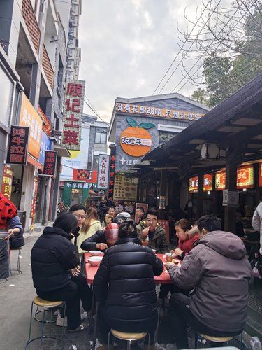 演员陆毅，带着老婆孩子来合肥吃早餐地