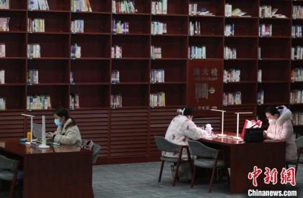 市民在图书馆内学习。　于晶 摄