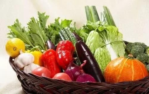 八哥的营养宝库:精选水果与蔬菜食谱