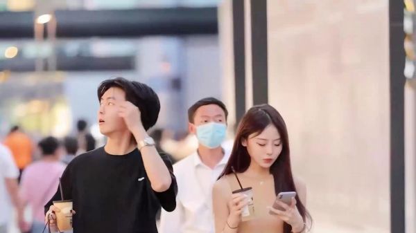 这样的美女你给打几分，身材苗条腿长1米8，喜欢吗