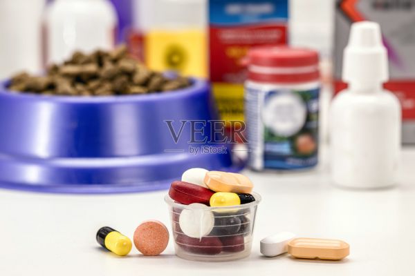 兽药、宠物药、宠物补充剂或维生素，背后有宠物食品照片摄影图片