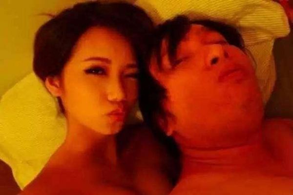美女与猪同床睡觉4年, 同吃同睡还接吻, 真正的白菜被猪拱了
