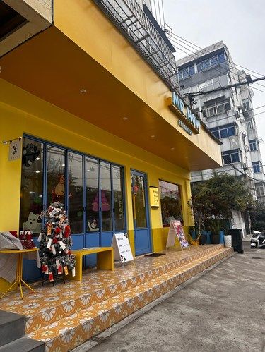 凑近一看……这家甜品店……