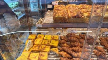 人潮涌动的面包店