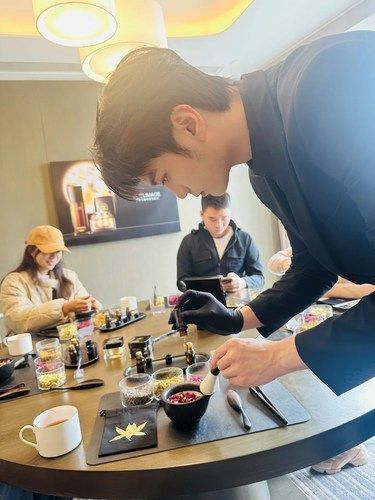 香奈儿酒店活动的帅小伙！