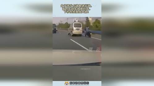 女子骑手占道龟速行驶，面包车超车故意别车，下秒险些酿成大祸！