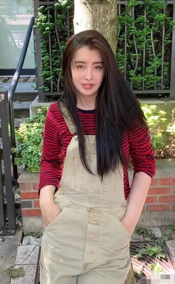 王祖贤53岁生日不忘为武汉祈福，晒出新照难掩惊艳美貌（图）