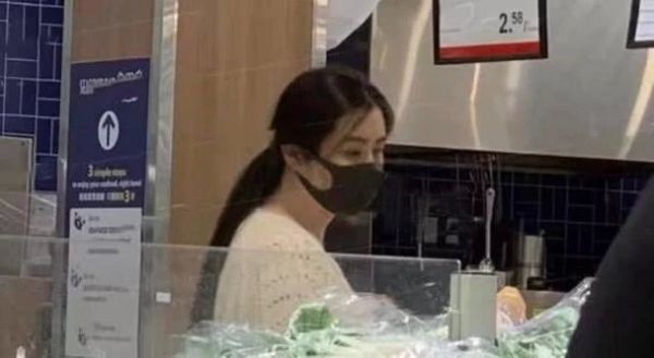 王祖贤53岁生日不忘为武汉祈福，晒出新照难掩惊艳美貌（图）