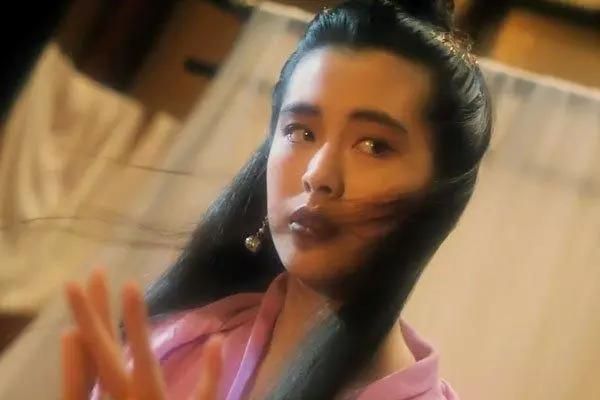 王祖贤53岁生日不忘为武汉祈福，晒出新照难掩惊艳美貌（图）