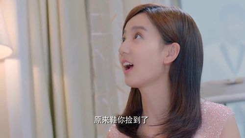 卫卿跪给周是穿鞋，宠物狗粮撒满爱意。