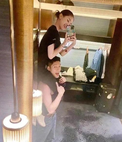 卫卿跪给周是穿鞋，宠物狗粮撒满爱意。