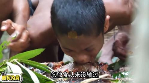 小伙饿了三天，吃饭那叫一个猛塞，拦都拦不住！
