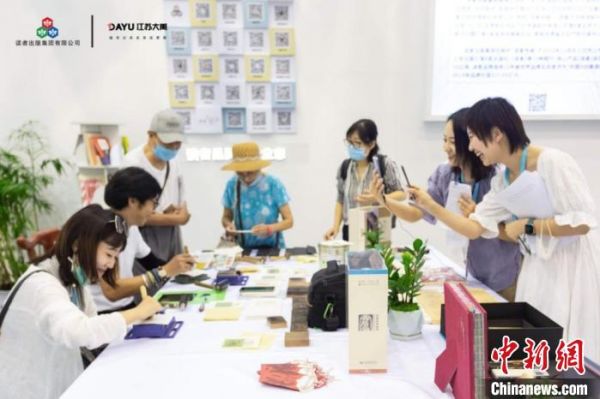 读者出版集团旗下，读者晋林工作室的工作人员现场展示藏书票制作。 读者出版集团供图