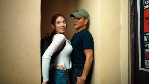 女记者为调查真相深入虎穴，没想到被黑老大看上