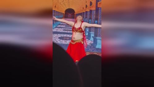 大哥在台上跳印度舞，该说不说跳的挺好，网友：看得出完全就是自愿，没有一点强迫
