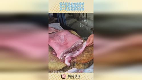 摊主用大刀切五花肉，每刀都精准落砧板上，第一次见这样砍肉的！