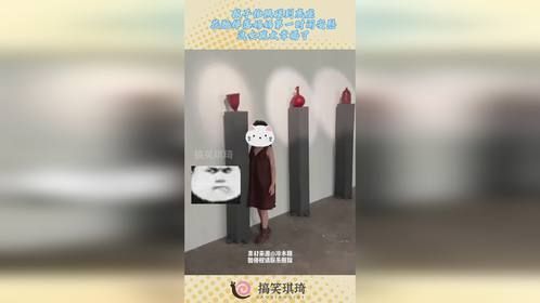 孩子拍照碰到底座，花瓶掉落妈妈第一时间安慰，这女孩太幸福了！