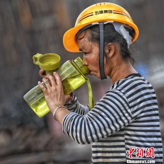 高温作业下的建筑女工人：干活是“铁人”回家是母亲