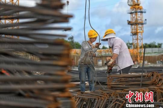 建筑工地上的陈雷 陈娟英 摄