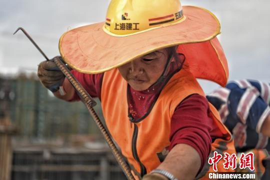 建筑工地的女工人 陈娟英 摄