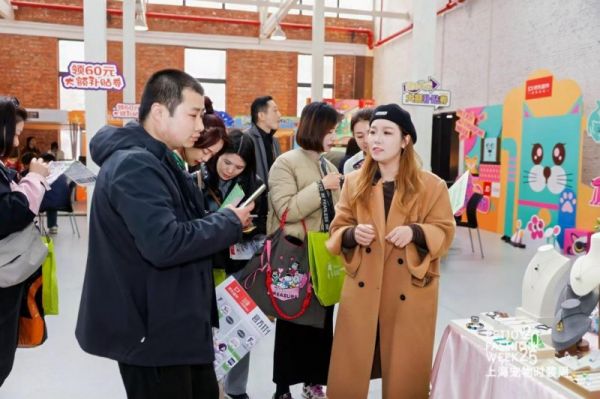 科技与时尚的完美融合：上海宠物时装周探索智能养宠新境界