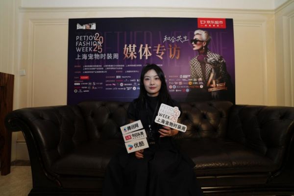 科技与时尚的完美融合：上海宠物时装周探索智能养宠新境界