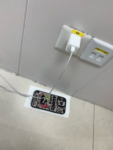 好歹也是万把块的手机呢