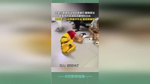 外卖员送错外卖躺在地上哭 男子将外卖送回并对其吐口水