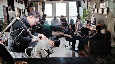 客户排队、洗纹身天花板