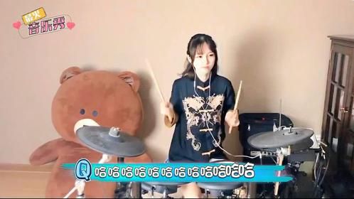 女孩在法国街头弹奏《芒种》，古筝的声音一响，老外纷纷围观！
