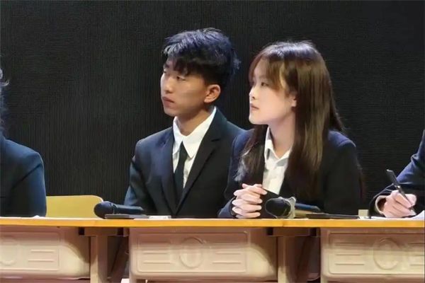 不服来辩是什么梗?
