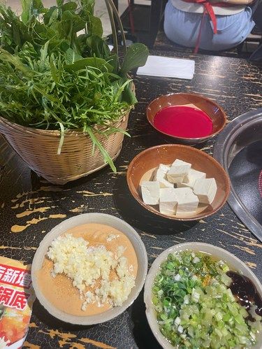 今晚吃撑了，火锅太过瘾