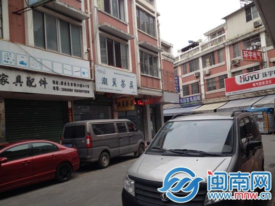 挂着“潮翼茶具”的招牌，其实是家宠物店