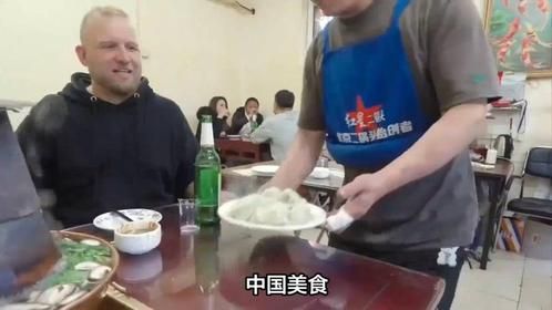 中国厨师现场炒菜看待外国人，都说真的是一流的料理方法。