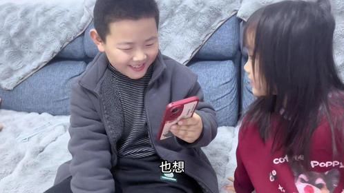 孩子们想奶奶了，拿着手机抢着跟奶奶说话，说市里暖和让奶奶来住