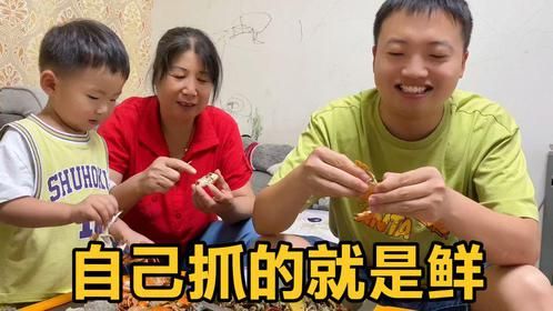 赶海真的可以实现海鲜自由吗？螃蟹海螺全都有，一家人抢着吃！
