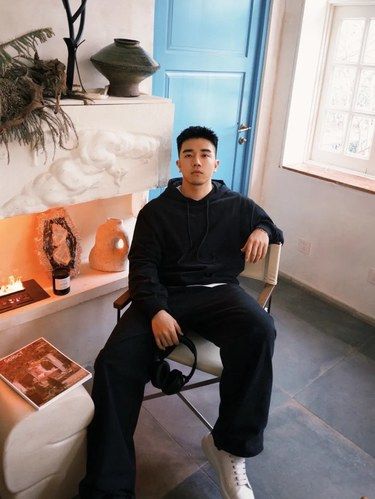 今天穿一身黑。