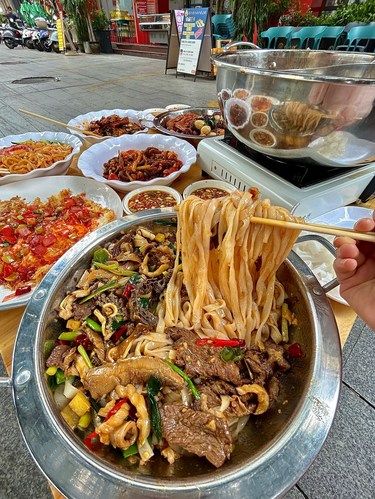来南宁了。。路边爆炒牛杂真的好好吃。。