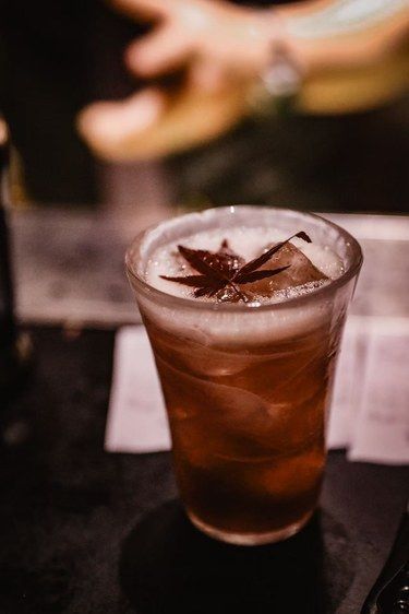 手掌里的美酒倾泻