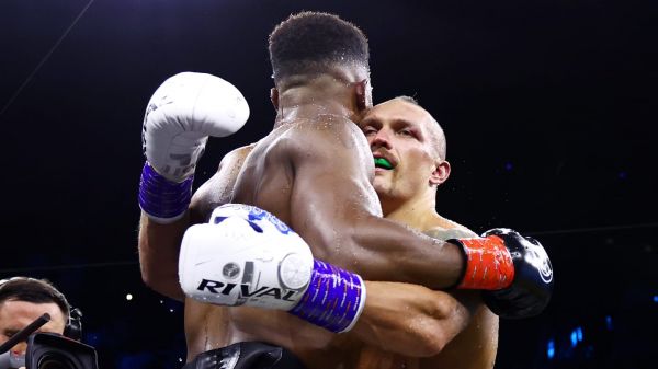 Boxeadores abrazándose en el ring